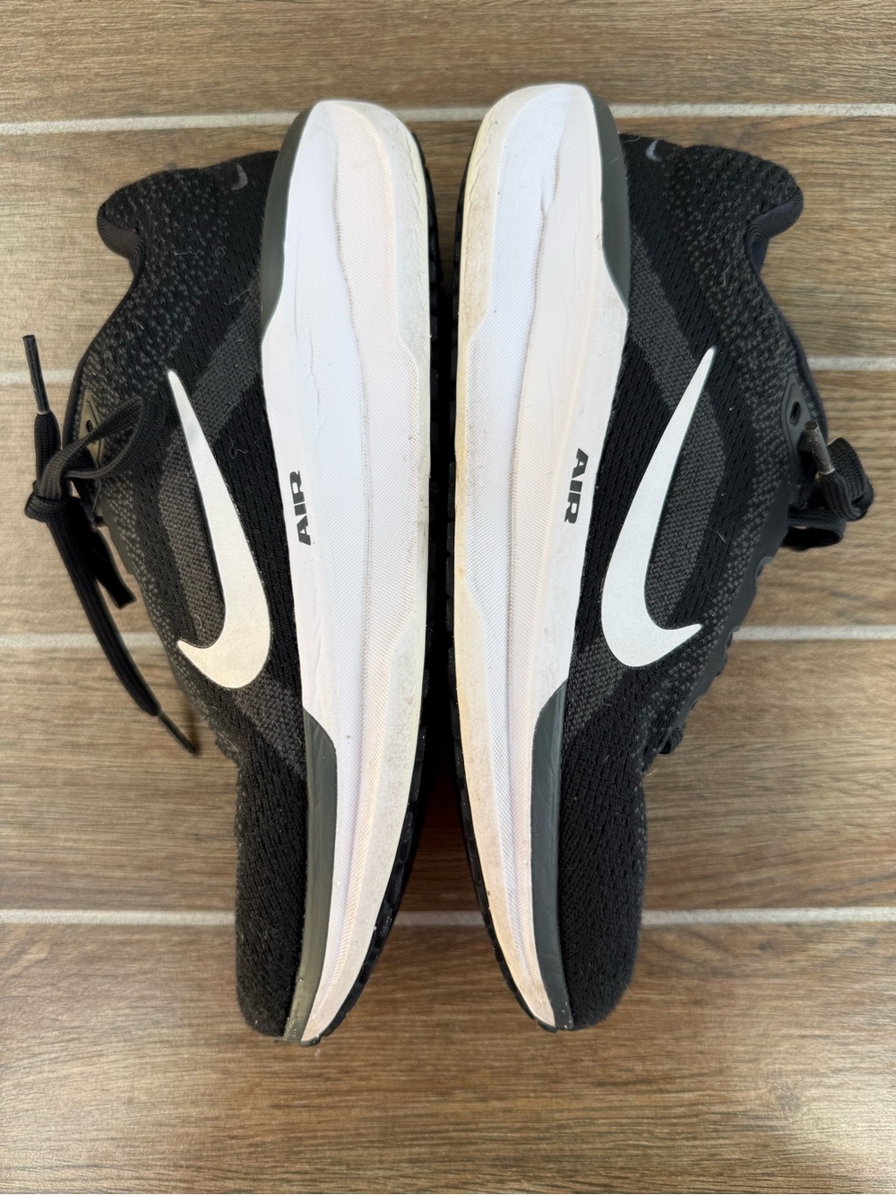 Nike Men’s Black and White Running Shoes with Air Cushion